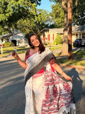 Mokksha Instagram - Dugga ashche ❤️😍💐🙏🏻🫰🏻
Dur thekei 🙃🙂
I will miss my pujo ,bari,family,Kolkata,Bangla 😢😞
Captured by @sagina_sujith chechi ❤️
#mokksha #born #queen #durgapuja #vibes #feel #bong #festival #sarodiya