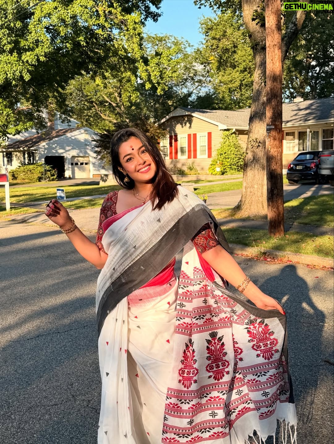 Mokksha - 29.9K Likes - Dugga ashche ❤️😍💐🙏🏻🫰🏻
Dur thekei 🙃🙂
I will miss my pujo ,bari,family,Kolkata,Bangla 😢😞
Captured by @sagina_sujith chechi ❤️
#mokksha #born #queen #durgapuja #vibes #feel #bong #festival #sarodiya