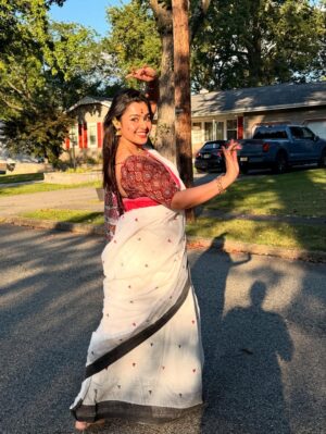 Mokksha Instagram - Dugga ashche ❤️😍💐🙏🏻🫰🏻
Dur thekei 🙃🙂
I will miss my pujo ,bari,family,Kolkata,Bangla 😢😞
Captured by @sagina_sujith chechi ❤️
#mokksha #born #queen #durgapuja #vibes #feel #bong #festival #sarodiya