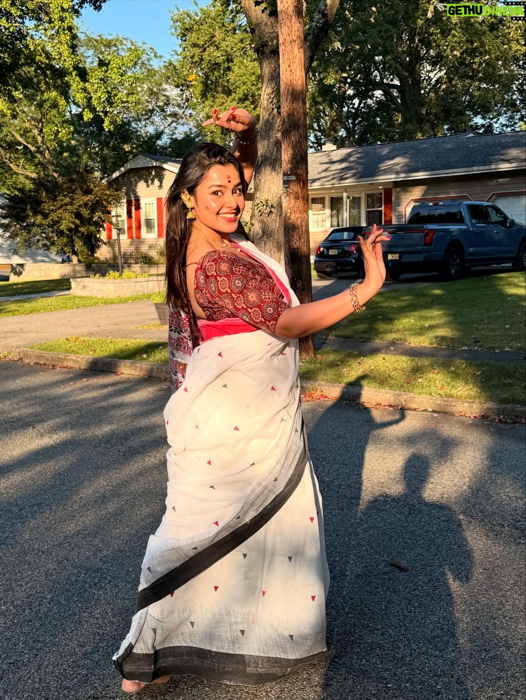 Mokksha - 29.9K Likes - Dugga ashche ❤️😍💐🙏🏻🫰🏻
Dur thekei 🙃🙂
I will miss my pujo ,bari,family,Kolkata,Bangla 😢😞
Captured by @sagina_sujith chechi ❤️
#mokksha #born #queen #durgapuja #vibes #feel #bong #festival #sarodiya