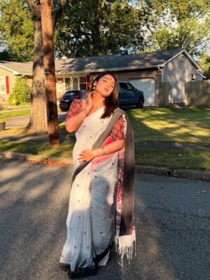 Mokksha Instagram - Dugga ashche ❤️😍💐🙏🏻🫰🏻
Dur thekei 🙃🙂
I will miss my pujo ,bari,family,Kolkata,Bangla 😢😞
Captured by @sagina_sujith chechi ❤️
#mokksha #born #queen #durgapuja #vibes #feel #bong #festival #sarodiya