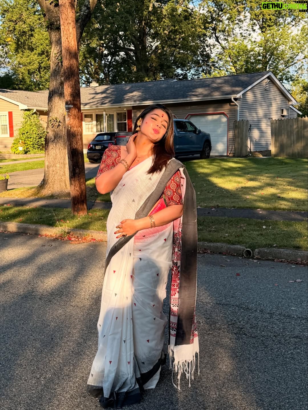 Mokksha - 29.9K Likes - Dugga ashche ❤️😍💐🙏🏻🫰🏻
Dur thekei 🙃🙂
I will miss my pujo ,bari,family,Kolkata,Bangla 😢😞
Captured by @sagina_sujith chechi ❤️
#mokksha #born #queen #durgapuja #vibes #feel #bong #festival #sarodiya