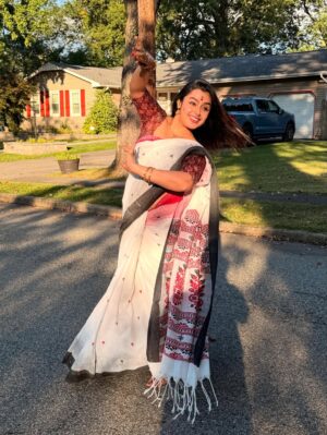 Mokksha Instagram - Dugga ashche ❤️😍💐🙏🏻🫰🏻
Dur thekei 🙃🙂
I will miss my pujo ,bari,family,Kolkata,Bangla 😢😞
Captured by @sagina_sujith chechi ❤️
#mokksha #born #queen #durgapuja #vibes #feel #bong #festival #sarodiya