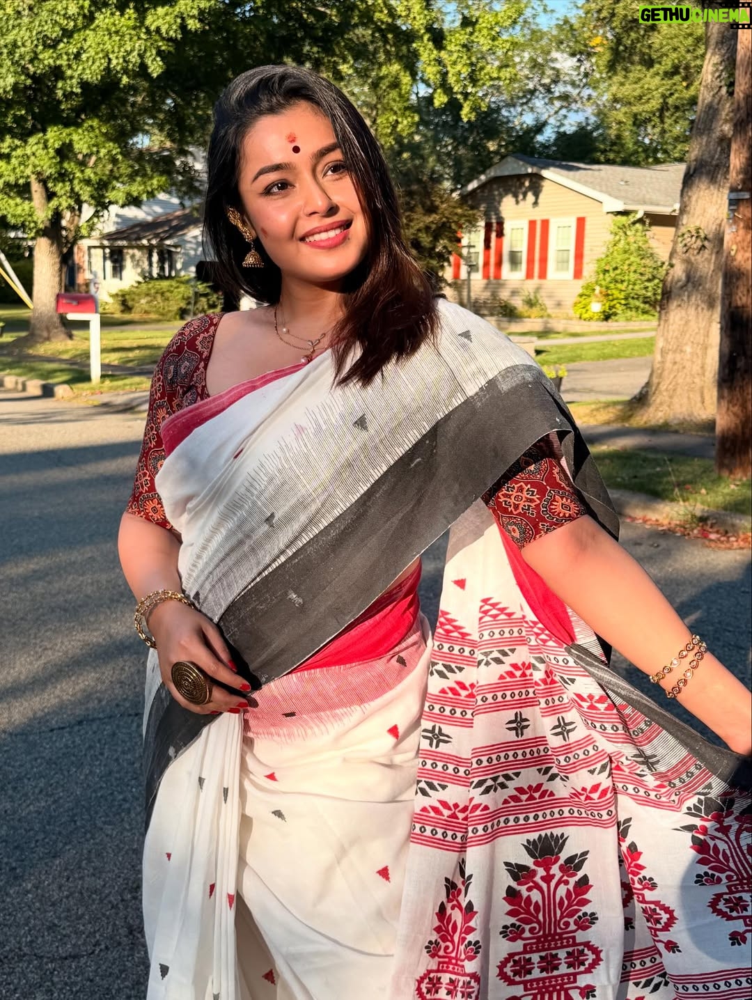 Mokksha - 29.9K Likes - Dugga ashche ❤️😍💐🙏🏻🫰🏻
Dur thekei 🙃🙂
I will miss my pujo ,bari,family,Kolkata,Bangla 😢😞
Captured by @sagina_sujith chechi ❤️
#mokksha #born #queen #durgapuja #vibes #feel #bong #festival #sarodiya