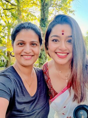 Mokksha Instagram - Dugga ashche ❤️😍💐🙏🏻🫰🏻
Dur thekei 🙃🙂
I will miss my pujo ,bari,family,Kolkata,Bangla 😢😞
Captured by @sagina_sujith chechi ❤️
#mokksha #born #queen #durgapuja #vibes #feel #bong #festival #sarodiya