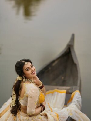 Mokksha Instagram - Happy Onam 🙏❤️
ഓണം 🌺 
ഓണം ഷൂട്ട് 🫶

Photography @arunmohanphotographer 
Styling n designing @shadul__ashique
Mua @jo_makeup_artist 
Costume @iha_designs
Ornaments @golden_cup_rental_jewellery
Drapping @asha_thesareedrapist
Assist @arun_pra.kash_m.u.a
Location partner @kondai_lip_resort
#mokksha #born #queen #onam #shoot #vibes #kerala #love #allepey #kondairesort
