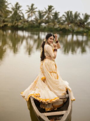 Mokksha Instagram - Happy Onam 🙏❤️
ഓണം 🌺 
ഓണം ഷൂട്ട് 🫶

Photography @arunmohanphotographer 
Styling n designing @shadul__ashique
Mua @jo_makeup_artist 
Costume @iha_designs
Ornaments @golden_cup_rental_jewellery
Drapping @asha_thesareedrapist
Assist @arun_pra.kash_m.u.a
Location partner @kondai_lip_resort
#mokksha #born #queen #onam #shoot #vibes #kerala #love #allepey #kondairesort