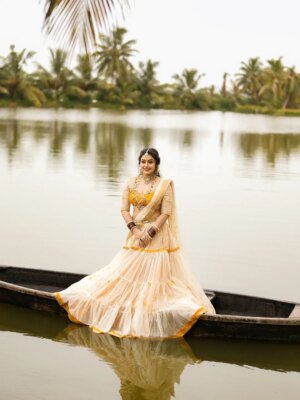 Mokksha Instagram - Happy Onam 🙏❤️
ഓണം 🌺 
ഓണം ഷൂട്ട് 🫶

Photography @arunmohanphotographer 
Styling n designing @shadul__ashique
Mua @jo_makeup_artist 
Costume @iha_designs
Ornaments @golden_cup_rental_jewellery
Drapping @asha_thesareedrapist
Assist @arun_pra.kash_m.u.a
Location partner @kondai_lip_resort
#mokksha #born #queen #onam #shoot #vibes #kerala #love #allepey #kondairesort