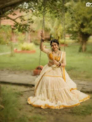 Mokksha Instagram - Happy Onam 🙏❤️
ഓണം 🌺 
ഓണം ഷൂട്ട് 🫶

Photography @arunmohanphotographer 
Styling n designing @shadul__ashique
Mua @jo_makeup_artist 
Costume @iha_designs
Ornaments @golden_cup_rental_jewellery
Drapping @asha_thesareedrapist
Assist @arun_pra.kash_m.u.a
Location partner @kondai_lip_resort
#mokksha #born #queen #onam #shoot #vibes #kerala #love #allepey #kondairesort