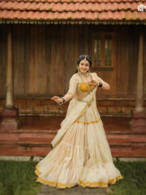 Mokksha Instagram - Happy Onam 🙏❤️
ഓണം 🌺 
ഓണം ഷൂട്ട് 🫶

Photography @arunmohanphotographer 
Styling n designing @shadul__ashique
Mua @jo_makeup_artist 
Costume @iha_designs
Ornaments @golden_cup_rental_jewellery
Drapping @asha_thesareedrapist
Assist @arun_pra.kash_m.u.a
Location partner @kondai_lip_resort
#mokksha #born #queen #onam #shoot #vibes #kerala #love #allepey #kondairesort