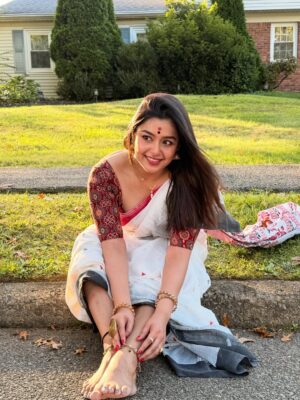 Mokksha Instagram - Dugga ashche ❤️😍💐🙏🏻🫰🏻
Dur thekei 🙃🙂
I will miss my pujo ,bari,family,Kolkata,Bangla 😢😞
Captured by @sagina_sujith chechi ❤️
#mokksha #born #queen #durgapuja #vibes #feel #bong #festival #sarodiya
