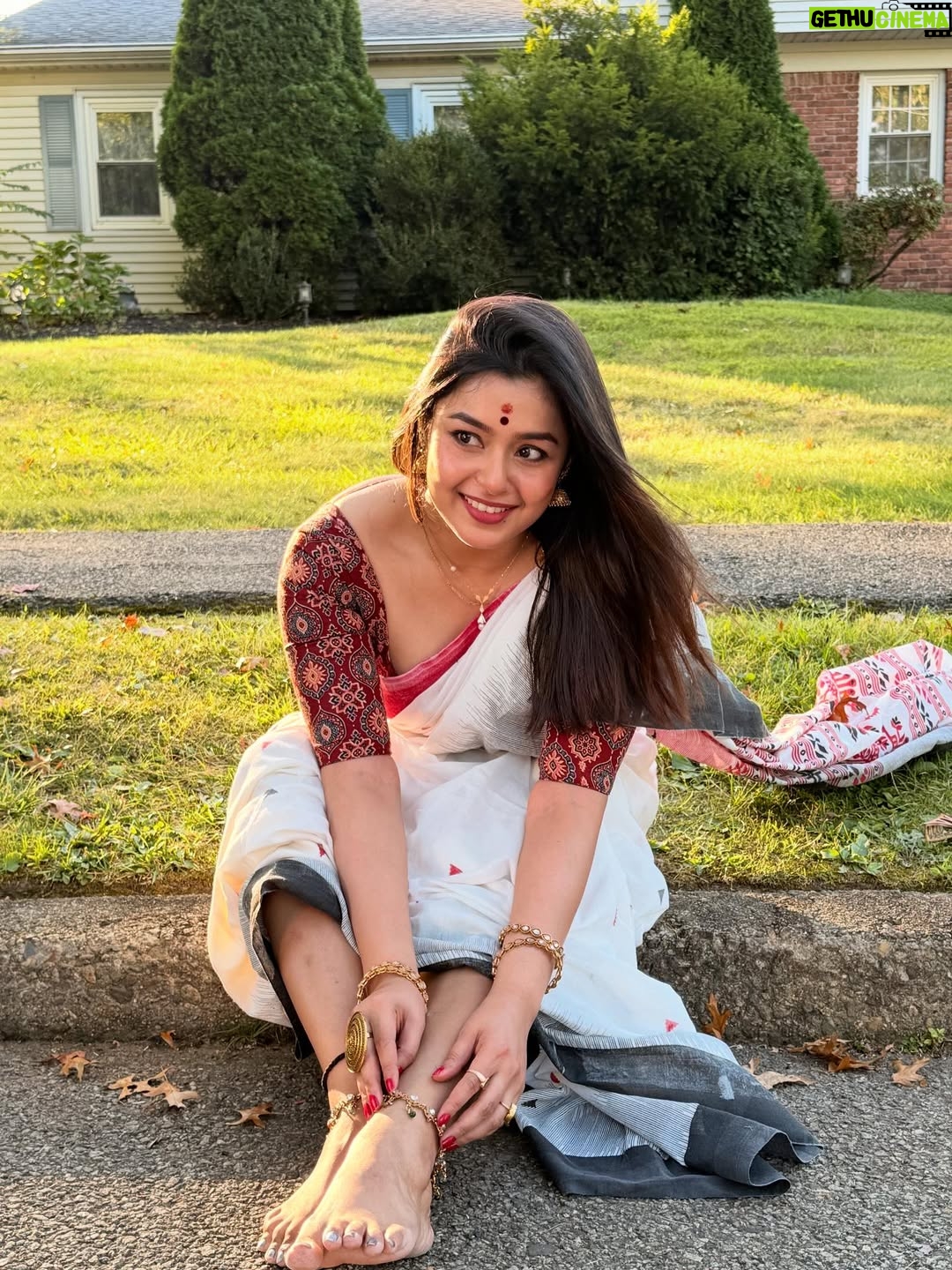 Mokksha - 29.9K Likes - Dugga ashche ❤️😍💐🙏🏻🫰🏻
Dur thekei 🙃🙂
I will miss my pujo ,bari,family,Kolkata,Bangla 😢😞
Captured by @sagina_sujith chechi ❤️
#mokksha #born #queen #durgapuja #vibes #feel #bong #festival #sarodiya
