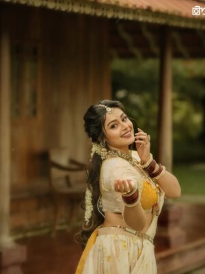 Mokksha Instagram - Happy Onam 🙏❤️
ഓണം 🌺 
ഓണം ഷൂട്ട് 🫶

Photography @arunmohanphotographer 
Styling n designing @shadul__ashique
Mua @jo_makeup_artist 
Costume @iha_designs
Ornaments @golden_cup_rental_jewellery
Drapping @asha_thesareedrapist
Assist @arun_pra.kash_m.u.a
Location partner @kondai_lip_resort
#mokksha #born #queen #onam #shoot #vibes #kerala #love #allepey #kondairesort
