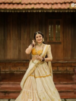 Mokksha Instagram - Happy Onam 🙏❤️
ഓണം 🌺 
ഓണം ഷൂട്ട് 🫶

Photography @arunmohanphotographer 
Styling n designing @shadul__ashique
Mua @jo_makeup_artist 
Costume @iha_designs
Ornaments @golden_cup_rental_jewellery
Drapping @asha_thesareedrapist
Assist @arun_pra.kash_m.u.a
Location partner @kondai_lip_resort
#mokksha #born #queen #onam #shoot #vibes #kerala #love #allepey #kondairesort