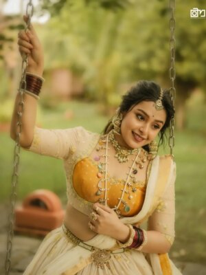 Mokksha Instagram - Happy Onam 🙏❤️
ഓണം 🌺 
ഓണം ഷൂട്ട് 🫶

Photography @arunmohanphotographer 
Styling n designing @shadul__ashique
Mua @jo_makeup_artist 
Costume @iha_designs
Ornaments @golden_cup_rental_jewellery
Drapping @asha_thesareedrapist
Assist @arun_pra.kash_m.u.a
Location partner @kondai_lip_resort
#mokksha #born #queen #onam #shoot #vibes #kerala #love #allepey #kondairesort