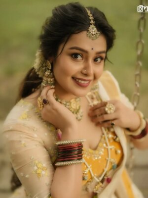 Mokksha Instagram - Happy Onam 🙏❤️
ഓണം 🌺 
ഓണം ഷൂട്ട് 🫶

Photography @arunmohanphotographer 
Styling n designing @shadul__ashique
Mua @jo_makeup_artist 
Costume @iha_designs
Ornaments @golden_cup_rental_jewellery
Drapping @asha_thesareedrapist
Assist @arun_pra.kash_m.u.a
Location partner @kondai_lip_resort
#mokksha #born #queen #onam #shoot #vibes #kerala #love #allepey #kondairesort