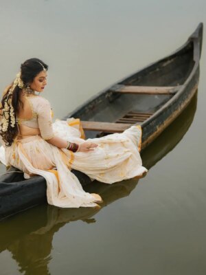 Mokksha Instagram - Happy Onam 🙏❤️
ഓണം 🌺 
ഓണം ഷൂട്ട് 🫶

Photography @arunmohanphotographer 
Styling n designing @shadul__ashique
Mua @jo_makeup_artist 
Costume @iha_designs
Ornaments @golden_cup_rental_jewellery
Drapping @asha_thesareedrapist
Assist @arun_pra.kash_m.u.a
Location partner @kondai_lip_resort
#mokksha #born #queen #onam #shoot #vibes #kerala #love #allepey #kondairesort