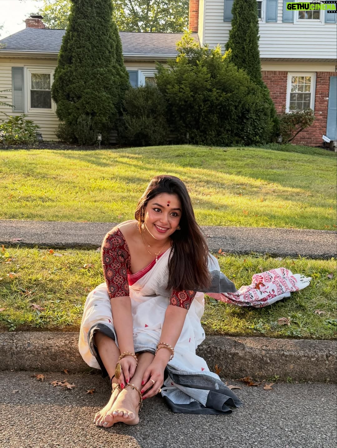 Mokksha - 29.9K Likes - Dugga ashche ❤️😍💐🙏🏻🫰🏻
Dur thekei 🙃🙂
I will miss my pujo ,bari,family,Kolkata,Bangla 😢😞
Captured by @sagina_sujith chechi ❤️
#mokksha #born #queen #durgapuja #vibes #feel #bong #festival #sarodiya