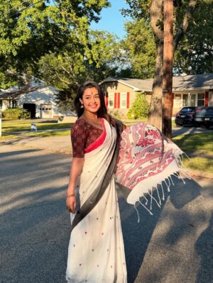 Mokksha Instagram - Dugga ashche ❤️😍💐🙏🏻🫰🏻
Dur thekei 🙃🙂
I will miss my pujo ,bari,family,Kolkata,Bangla 😢😞
Captured by @sagina_sujith chechi ❤️
#mokksha #born #queen #durgapuja #vibes #feel #bong #festival #sarodiya