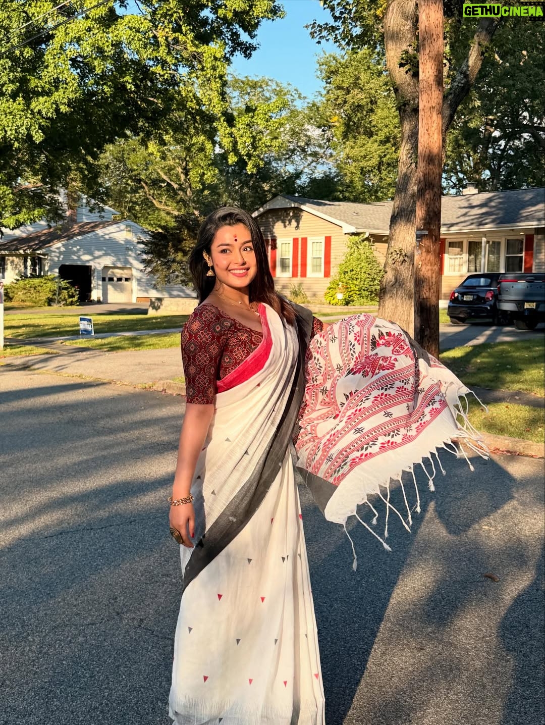 Mokksha - 29.9K Likes - Dugga ashche ❤️😍💐🙏🏻🫰🏻
Dur thekei 🙃🙂
I will miss my pujo ,bari,family,Kolkata,Bangla 😢😞
Captured by @sagina_sujith chechi ❤️
#mokksha #born #queen #durgapuja #vibes #feel #bong #festival #sarodiya