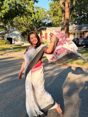 Mokksha Instagram - Dugga ashche ❤️😍💐🙏🏻🫰🏻
Dur thekei 🙃🙂
I will miss my pujo ,bari,family,Kolkata,Bangla 😢😞
Captured by @sagina_sujith chechi ❤️
#mokksha #born #queen #durgapuja #vibes #feel #bong #festival #sarodiya