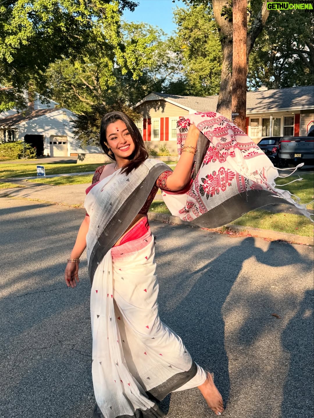 Mokksha - 29.9K Likes - Dugga ashche ❤️😍💐🙏🏻🫰🏻
Dur thekei 🙃🙂
I will miss my pujo ,bari,family,Kolkata,Bangla 😢😞
Captured by @sagina_sujith chechi ❤️
#mokksha #born #queen #durgapuja #vibes #feel #bong #festival #sarodiya