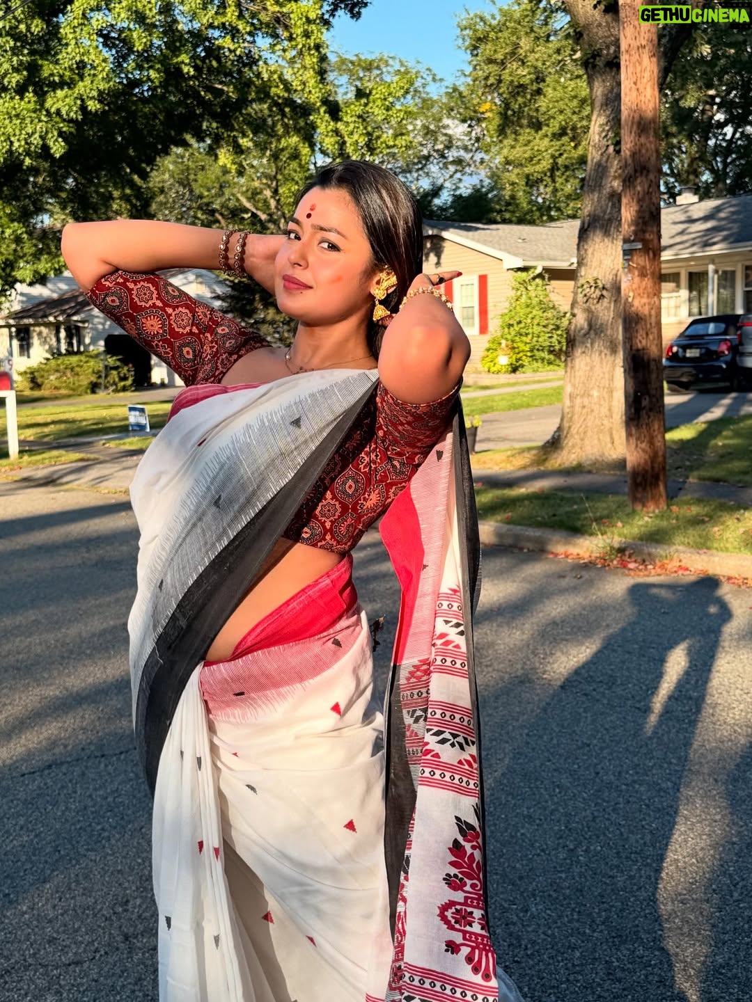 Mokksha - 29.9K Likes - Dugga ashche ❤️😍💐🙏🏻🫰🏻
Dur thekei 🙃🙂
I will miss my pujo ,bari,family,Kolkata,Bangla 😢😞
Captured by @sagina_sujith chechi ❤️
#mokksha #born #queen #durgapuja #vibes #feel #bong #festival #sarodiya