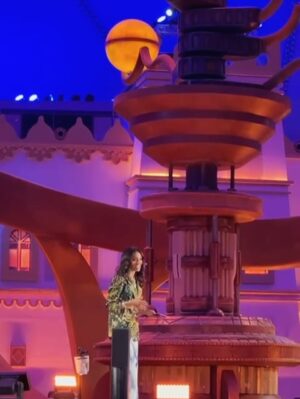 Mona Mosly Instagram - من قلب المدينة المصنوعه بكل حب @sixflagsqc  ماقدر أبدا غير من القلب  Honestly, being here feels personal 

This place  reflects all of us.

Who doesn’t have a life that feels like a theme park?

Full of ups, downs, and so much thrill.

But tonight is different — 

tonight play has a new home 
 A home of vision
a home of passion 
a home of making big dreams come true