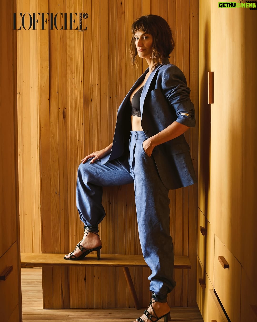 Mónica Antonópulos - 878 Likes - Cerrando el año con esta hermosa producción ✨✨✨El mes pasado junto con @marcoacaponi  estuvimos con @lofficielarg para hablar de teatro, la escritura, la música, la crianza y el deseo de no perder nunca la curiosidad. Mientras nos captaba la cámara de @german.romani y el estilismo de @pamemartinelli. 

Agradecemos a Karina Flomenbaum @flow_lady @nevadacine @murosebas ✨✨✨✨✨✨✨