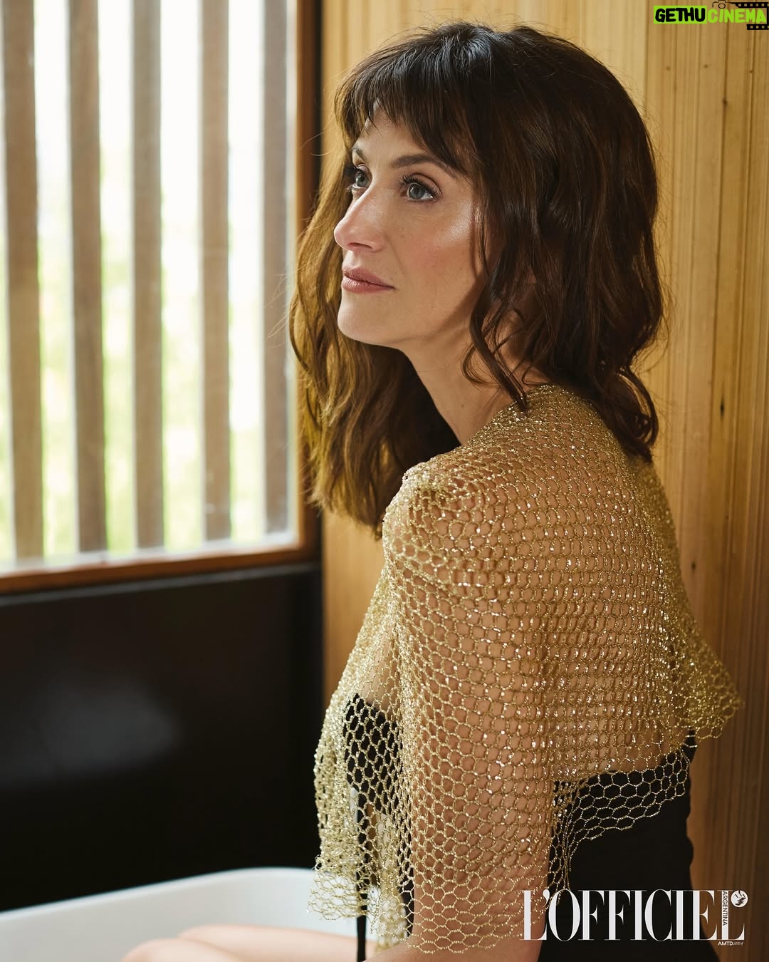 Mónica Antonópulos - 878 Likes - Cerrando el año con esta hermosa producción ✨✨✨El mes pasado junto con @marcoacaponi  estuvimos con @lofficielarg para hablar de teatro, la escritura, la música, la crianza y el deseo de no perder nunca la curiosidad. Mientras nos captaba la cámara de @german.romani y el estilismo de @pamemartinelli. 

Agradecemos a Karina Flomenbaum @flow_lady @nevadacine @murosebas ✨✨✨✨✨✨✨