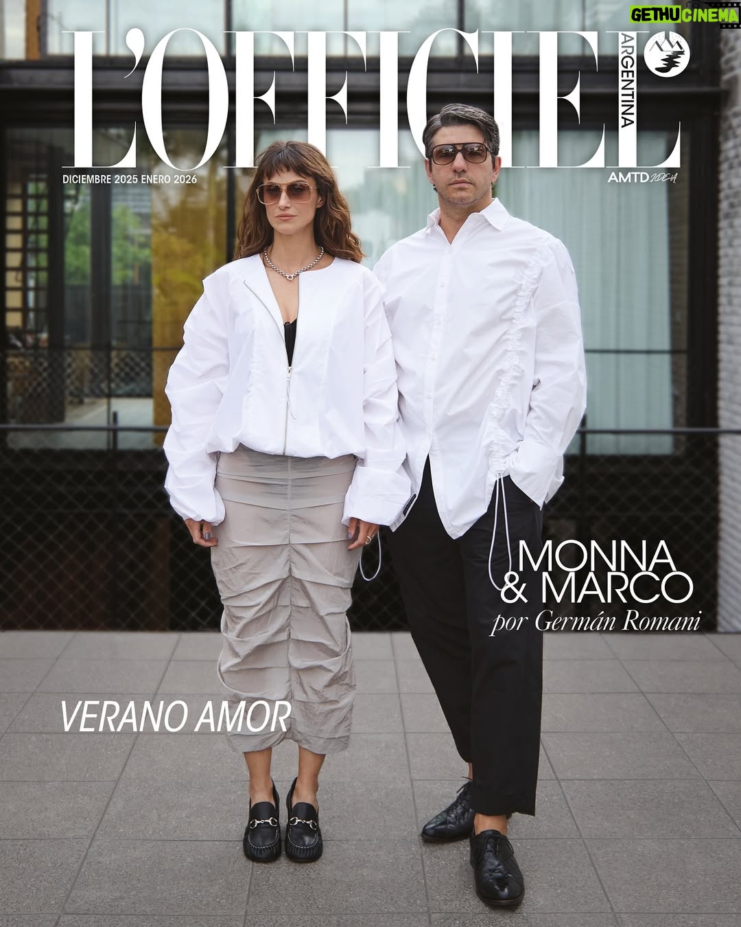 Mónica Antonópulos - 2.5K Likes - Adelanto. @monnaantonopulos y @marcoacaponi en L’Officiel Argentina. 

Mónica Antonópulos y Marco Antonio Caponi están juntos desde hace diez años. Tienen un hijo en común (Monna tiene otro con su pareja anterior). Su presente los encuentra compartiendo el oficio en el escenario del Teatro Nacional Cervantes donde participan en La Revista del Cervantes, un espectáculo que rescata el patrimonio cultural del país a través de un recorrido por la historia de la revista argentina. De jueves a domingos, ponen el cuerpo a una experiencia que incluye una orquesta en vivo, un ballet contemporáneo y actuaciones de lujo, y que funciona —en sus palabras— como “refugio emocional” en un contexto difícil para la cultura. 

Mientras tanto, juegan a ser Ricardo y Liliana en una microficción vía Instagram que hoy reúne a una comunidad de más de ochenta mil seguidores, y forman parte del elenco de las producciones audiovisuales más exitosas del momento. En su vida cotidiana conviven el teatro, la escritura, la música, la crianza y el deseo de no perder nunca la curiosidad. Una historia de amor donde el arte se vuelve trinchera, la familia sostén y la actuación, un acto de resistencia. 

Entrevista: @obrasnarradas. Fotografías: @german.romani. Estilismo: @pamemartinelli. Asistente de estilismo: @kohutmau para @vestustudio. Maquillaje y peinado: @veroluna.makeup. Asistencia: @jazmagliano.mkp para @vestustudio.

L’Officiel Argentina presente en todas las plataformas. Tu revista favorita en una experiencia integral. A partir de la semana entrante en kioscos y ya disponible en su versión digital a través de la plataforma Zinio. 

Además todas las últimas noticias en lofficiel.com.ar. ¡Estamos en línea con vos!