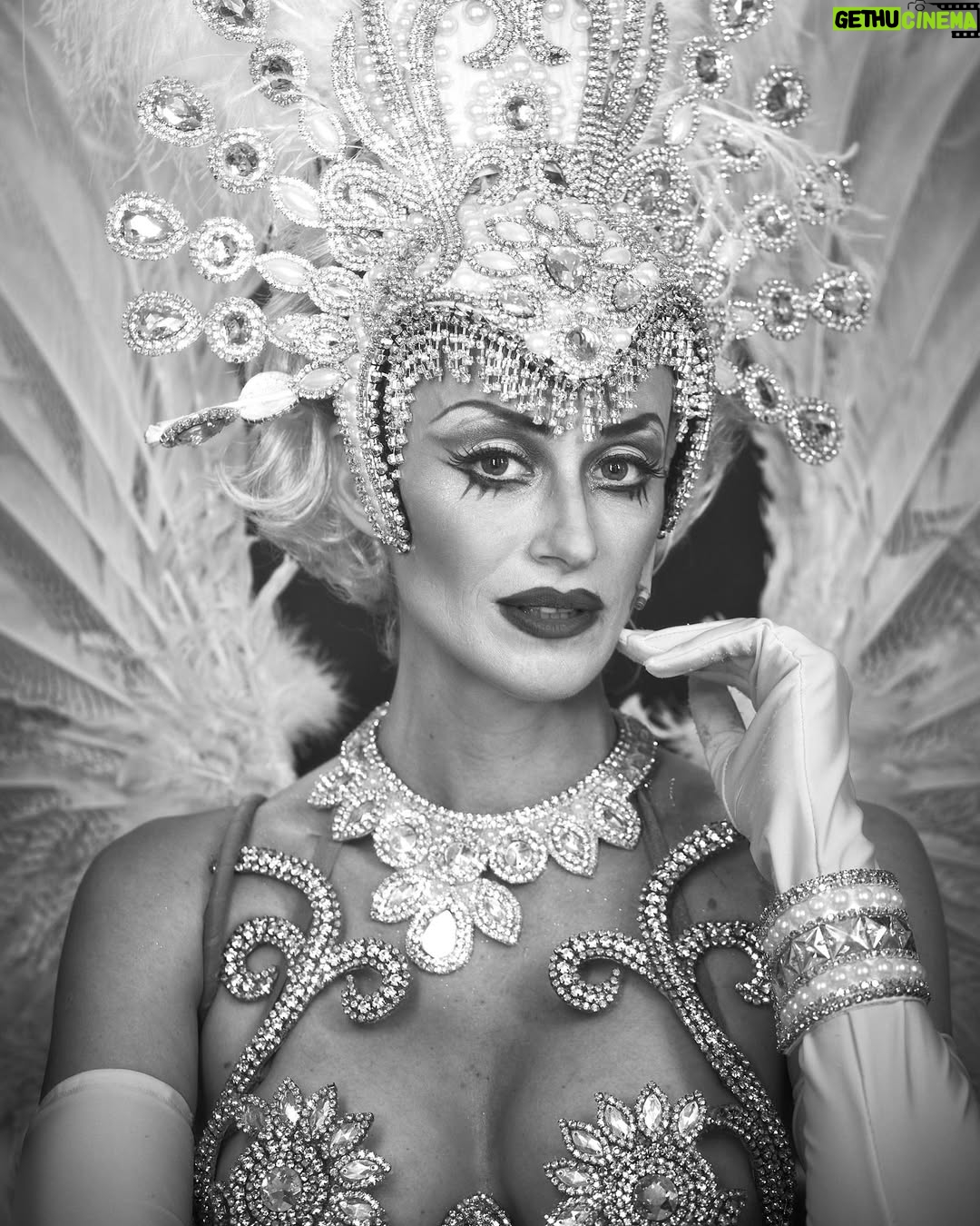 Mónica Antonópulos - 2.4K Likes - Que mágico es ser retratado por @german.Romani logra captar lo invisible, eso que está en el limbo del actor/actriz personaje. En segundos captura esa esencia y la transforma en un eterno e histórico  retrato  M&M

Germán: “La Revista del Cervantes” logra homenajear un estilo y una época que, a muchos de mi generación, nos recrea en un viaje en el tiempo a una infancia lejana pero también muy cercana.

Mona Antonópulos en una imagen que bien podría ser también Nélida Roca, las hermanas Rojo o Nélida Lobato. 
Marco Antonio Caponi poniendo cuerpo y alma a una recreación impactante de un personaje tan ligado a nuestra cultura como lo fue Tato Bores. @marcoacaponi