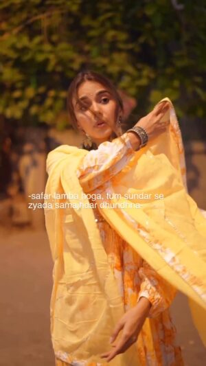 Monica Chaudhary Instagram - सुकून ✨🪷

Shot by @whoisclicking 
.
.
.
.
.
.
[old songs, salwar kameez, Indian, hair, retro songs, simple, aesthetic, Jhumkas, Bindi, beauty shots, Anarkali suit, simplicity, linen, sustainable]