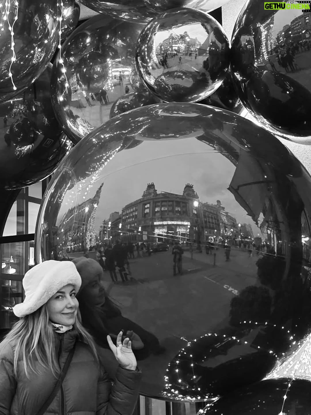 Mónica Godoy - 2.7K Likes - Entre navidad y estudio 🤓🎄🎅✨❤️