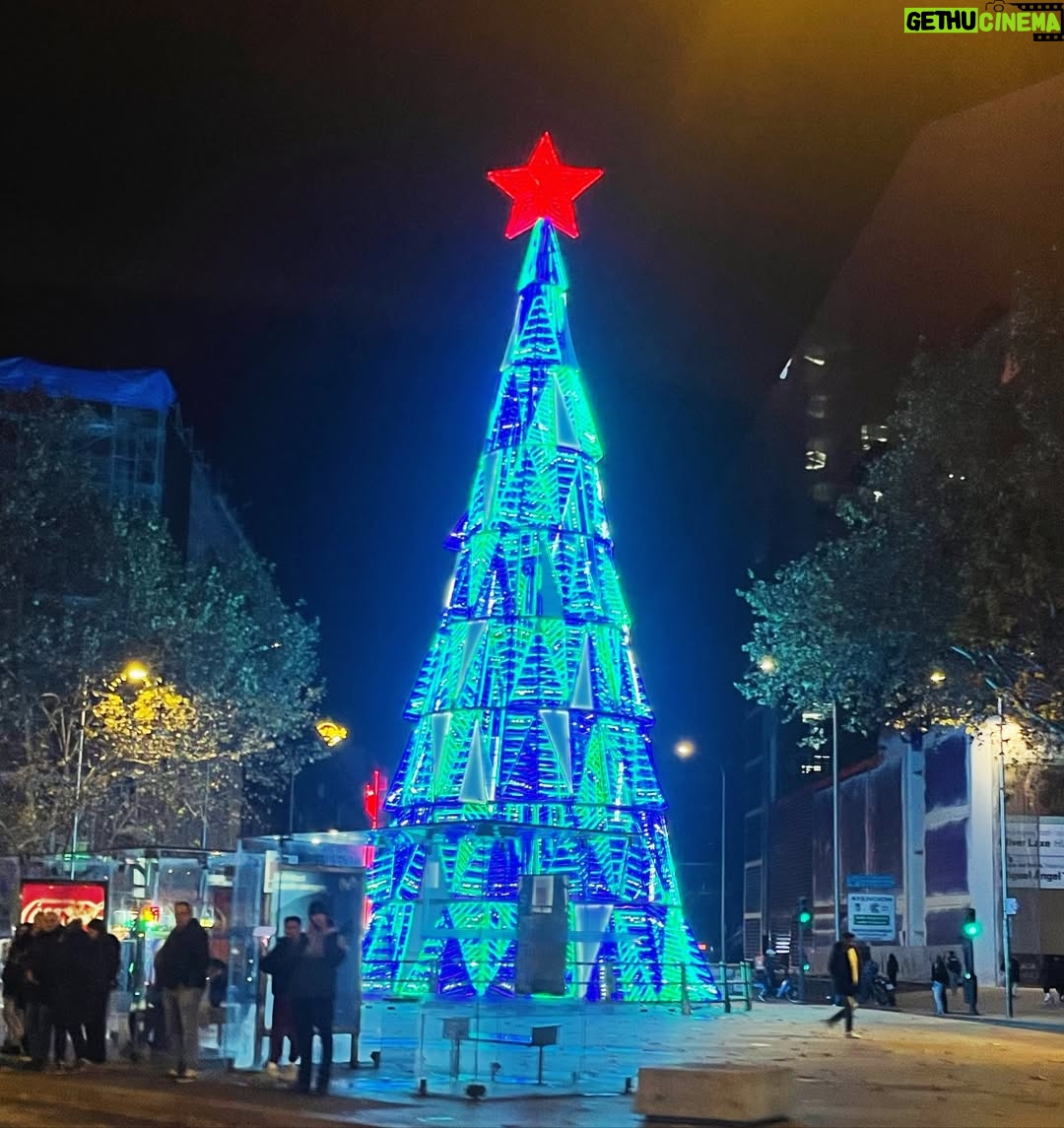 Mónica Godoy - 8.1K Likes - Me encanta la Navidad y a esta ciudad también 🎄🌟
Y a uds? 
Lindo Domingo! 😘