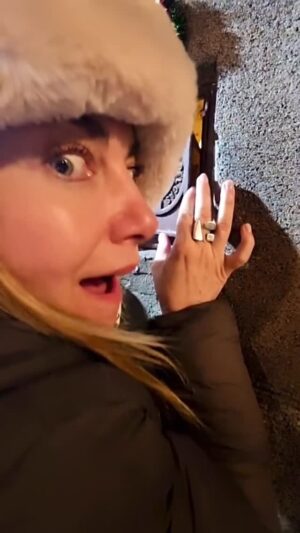 Mónica Godoy Instagram - ✨✨ La casa del ratoncito Pérez en Madrid 🐭 ✨✨
Magia e ilusión todo el año. Esta casita del ratón más famoso entre los niños, está en un muro de una calle del centro de la ciudad todo el año, no solo en Navidad.
Parece de cuento pero es real y no tan conocida. Pequeños rincones llenos de magia ❤️
Sigo esperando que vuelva a su casa!