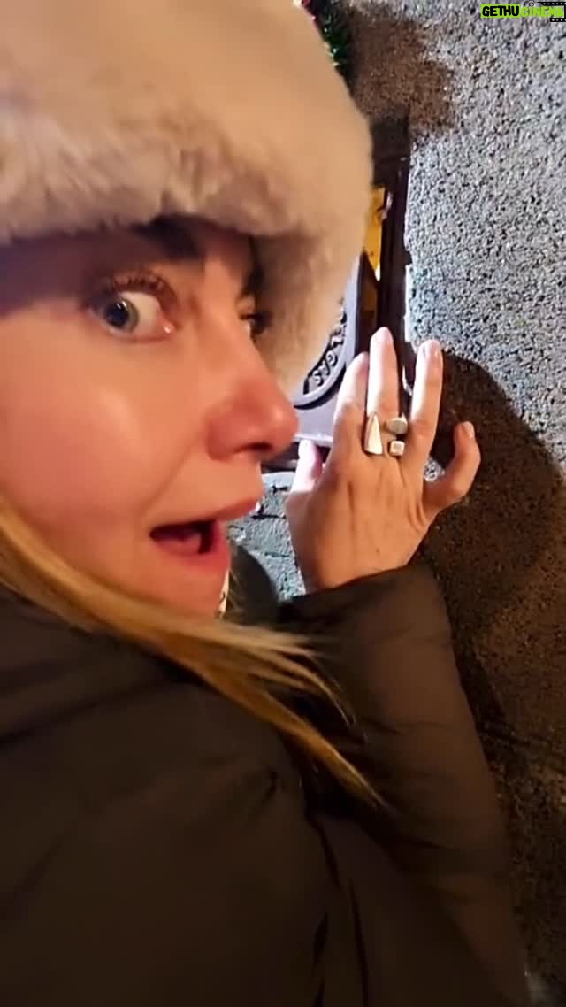Mónica Godoy - 2.2K Likes - ✨✨ La casa del ratoncito Pérez en Madrid 🐭 ✨✨
Magia e ilusión todo el año. Esta casita del ratón más famoso entre los niños, está en un muro de una calle del centro de la ciudad todo el año, no solo en Navidad.
Parece de cuento pero es real y no tan conocida. Pequeños rincones llenos de magia ❤️
Sigo esperando que vuelva a su casa!