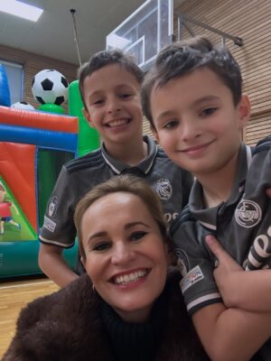 Monika Absolonová Instagram - 10 let je treba poradne oslavit. Moc dekuju vsem, kteri mi pomohli udelat Tadovi ohromnou radost. Stastne dite, stastny rodic❤️ at mas porad tolik kamaradu a duvodu k radosti Ty prdoline muj milovanej❤️
