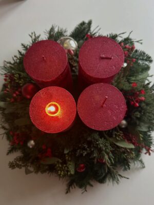 Monika Absolonová Instagram - Krasnou prvni adventni nedeli moji mili❤️ @bozsky_venec