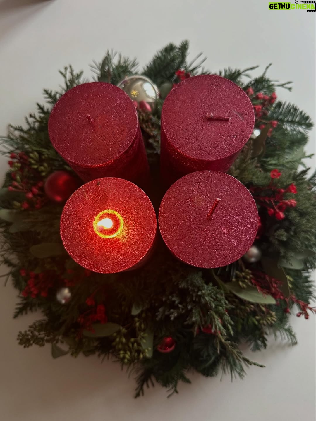 Monika Absolonová - 4.5K Likes - Krasnou prvni adventni nedeli moji mili❤️ @bozsky_venec