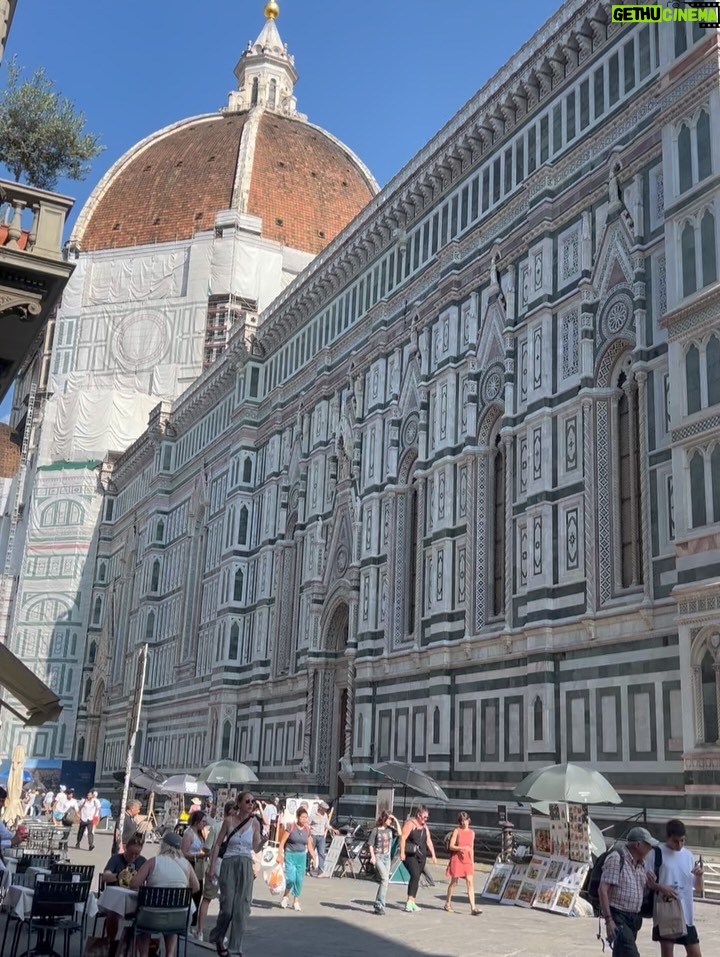Monserrat Torrent - 11.1K Likes - 😃 Hoy Sábado 15:00 en @sabingochv llegamos hasta Florencia y Viareggio en Italia 🇮🇹 con “Un País en mi Mochila” 

Primera vez recorriendo esas ciudades y de verdad quedé asombrada con tantos año de tradiciones y cultura que están en cada rincón 😍 

En este capítulo conoceremos también la historia de @marignacian una chilena que vive en Florencia y que nos mostró hermosos lugares y los mejores datos 👌🏻💕

Los esperamos para viajar juntos a este precioso destino ✨

Gracias también al mejor partner y equipo en terreno dándolo todo como siempre mi @nicobarrios ❤️❤️❤️

Italia - Florencia - Viajes - Europa 
#instalike #instagood #trip