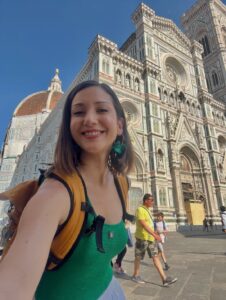 Monserrat Torrent Instagram - 😃 Hoy Sábado 15:00 en @sabingochv llegamos hasta Florencia y Viareggio en Italia 🇮🇹 con “Un País en mi Mochila” 

Primera vez recorriendo esas ciudades y de verdad quedé asombrada con tantos año de tradiciones y cultura que están en cada rincón 😍 

En este capítulo conoceremos también la historia de @marignacian una chilena que vive en Florencia y que nos mostró hermosos lugares y los mejores datos 👌🏻💕

Los esperamos para viajar juntos a este precioso destino ✨

Gracias también al mejor partner y equipo en terreno dándolo todo como siempre mi @nicobarrios ❤️❤️❤️

Italia - Florencia - Viajes - Europa 
#instalike #instagood #trip