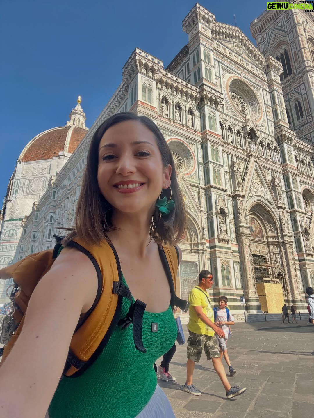 Monserrat Torrent - 11.1K Likes - 😃 Hoy Sábado 15:00 en @sabingochv llegamos hasta Florencia y Viareggio en Italia 🇮🇹 con “Un País en mi Mochila” 

Primera vez recorriendo esas ciudades y de verdad quedé asombrada con tantos año de tradiciones y cultura que están en cada rincón 😍 

En este capítulo conoceremos también la historia de @marignacian una chilena que vive en Florencia y que nos mostró hermosos lugares y los mejores datos 👌🏻💕

Los esperamos para viajar juntos a este precioso destino ✨

Gracias también al mejor partner y equipo en terreno dándolo todo como siempre mi @nicobarrios ❤️❤️❤️

Italia - Florencia - Viajes - Europa 
#instalike #instagood #trip