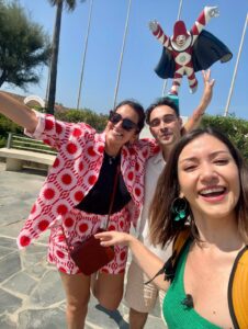 Monserrat Torrent Instagram - 😃 Hoy Sábado 15:00 en @sabingochv llegamos hasta Florencia y Viareggio en Italia 🇮🇹 con “Un País en mi Mochila” 

Primera vez recorriendo esas ciudades y de verdad quedé asombrada con tantos año de tradiciones y cultura que están en cada rincón 😍 

En este capítulo conoceremos también la historia de @marignacian una chilena que vive en Florencia y que nos mostró hermosos lugares y los mejores datos 👌🏻💕

Los esperamos para viajar juntos a este precioso destino ✨

Gracias también al mejor partner y equipo en terreno dándolo todo como siempre mi @nicobarrios ❤️❤️❤️

Italia - Florencia - Viajes - Europa 
#instalike #instagood #trip