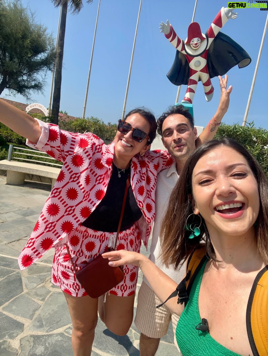 Monserrat Torrent - 11.1K Likes - 😃 Hoy Sábado 15:00 en @sabingochv llegamos hasta Florencia y Viareggio en Italia 🇮🇹 con “Un País en mi Mochila” 

Primera vez recorriendo esas ciudades y de verdad quedé asombrada con tantos año de tradiciones y cultura que están en cada rincón 😍 

En este capítulo conoceremos también la historia de @marignacian una chilena que vive en Florencia y que nos mostró hermosos lugares y los mejores datos 👌🏻💕

Los esperamos para viajar juntos a este precioso destino ✨

Gracias también al mejor partner y equipo en terreno dándolo todo como siempre mi @nicobarrios ❤️❤️❤️

Italia - Florencia - Viajes - Europa 
#instalike #instagood #trip