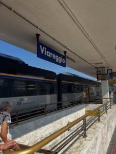 Monserrat Torrent Instagram - 😃 Hoy Sábado 15:00 en @sabingochv llegamos hasta Florencia y Viareggio en Italia 🇮🇹 con “Un País en mi Mochila” 

Primera vez recorriendo esas ciudades y de verdad quedé asombrada con tantos año de tradiciones y cultura que están en cada rincón 😍 

En este capítulo conoceremos también la historia de @marignacian una chilena que vive en Florencia y que nos mostró hermosos lugares y los mejores datos 👌🏻💕

Los esperamos para viajar juntos a este precioso destino ✨

Gracias también al mejor partner y equipo en terreno dándolo todo como siempre mi @nicobarrios ❤️❤️❤️

Italia - Florencia - Viajes - Europa 
#instalike #instagood #trip
