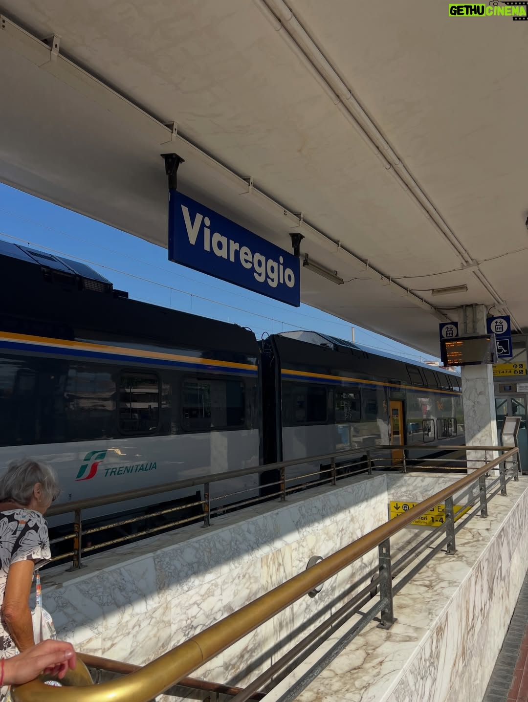 Monserrat Torrent - 11.1K Likes - 😃 Hoy Sábado 15:00 en @sabingochv llegamos hasta Florencia y Viareggio en Italia 🇮🇹 con “Un País en mi Mochila” 

Primera vez recorriendo esas ciudades y de verdad quedé asombrada con tantos año de tradiciones y cultura que están en cada rincón 😍 

En este capítulo conoceremos también la historia de @marignacian una chilena que vive en Florencia y que nos mostró hermosos lugares y los mejores datos 👌🏻💕

Los esperamos para viajar juntos a este precioso destino ✨

Gracias también al mejor partner y equipo en terreno dándolo todo como siempre mi @nicobarrios ❤️❤️❤️

Italia - Florencia - Viajes - Europa 
#instalike #instagood #trip