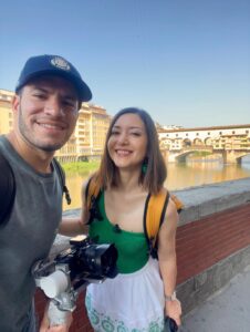 Monserrat Torrent Instagram - 😃 Hoy Sábado 15:00 en @sabingochv llegamos hasta Florencia y Viareggio en Italia 🇮🇹 con “Un País en mi Mochila” 

Primera vez recorriendo esas ciudades y de verdad quedé asombrada con tantos año de tradiciones y cultura que están en cada rincón 😍 

En este capítulo conoceremos también la historia de @marignacian una chilena que vive en Florencia y que nos mostró hermosos lugares y los mejores datos 👌🏻💕

Los esperamos para viajar juntos a este precioso destino ✨

Gracias también al mejor partner y equipo en terreno dándolo todo como siempre mi @nicobarrios ❤️❤️❤️

Italia - Florencia - Viajes - Europa 
#instalike #instagood #trip
