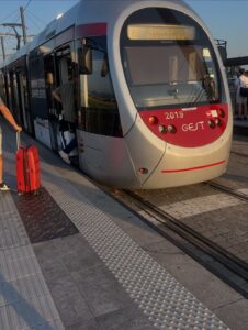 Monserrat Torrent Instagram - 😃 Hoy Sábado 15:00 en @sabingochv llegamos hasta Florencia y Viareggio en Italia 🇮🇹 con “Un País en mi Mochila” 

Primera vez recorriendo esas ciudades y de verdad quedé asombrada con tantos año de tradiciones y cultura que están en cada rincón 😍 

En este capítulo conoceremos también la historia de @marignacian una chilena que vive en Florencia y que nos mostró hermosos lugares y los mejores datos 👌🏻💕

Los esperamos para viajar juntos a este precioso destino ✨

Gracias también al mejor partner y equipo en terreno dándolo todo como siempre mi @nicobarrios ❤️❤️❤️

Italia - Florencia - Viajes - Europa 
#instalike #instagood #trip