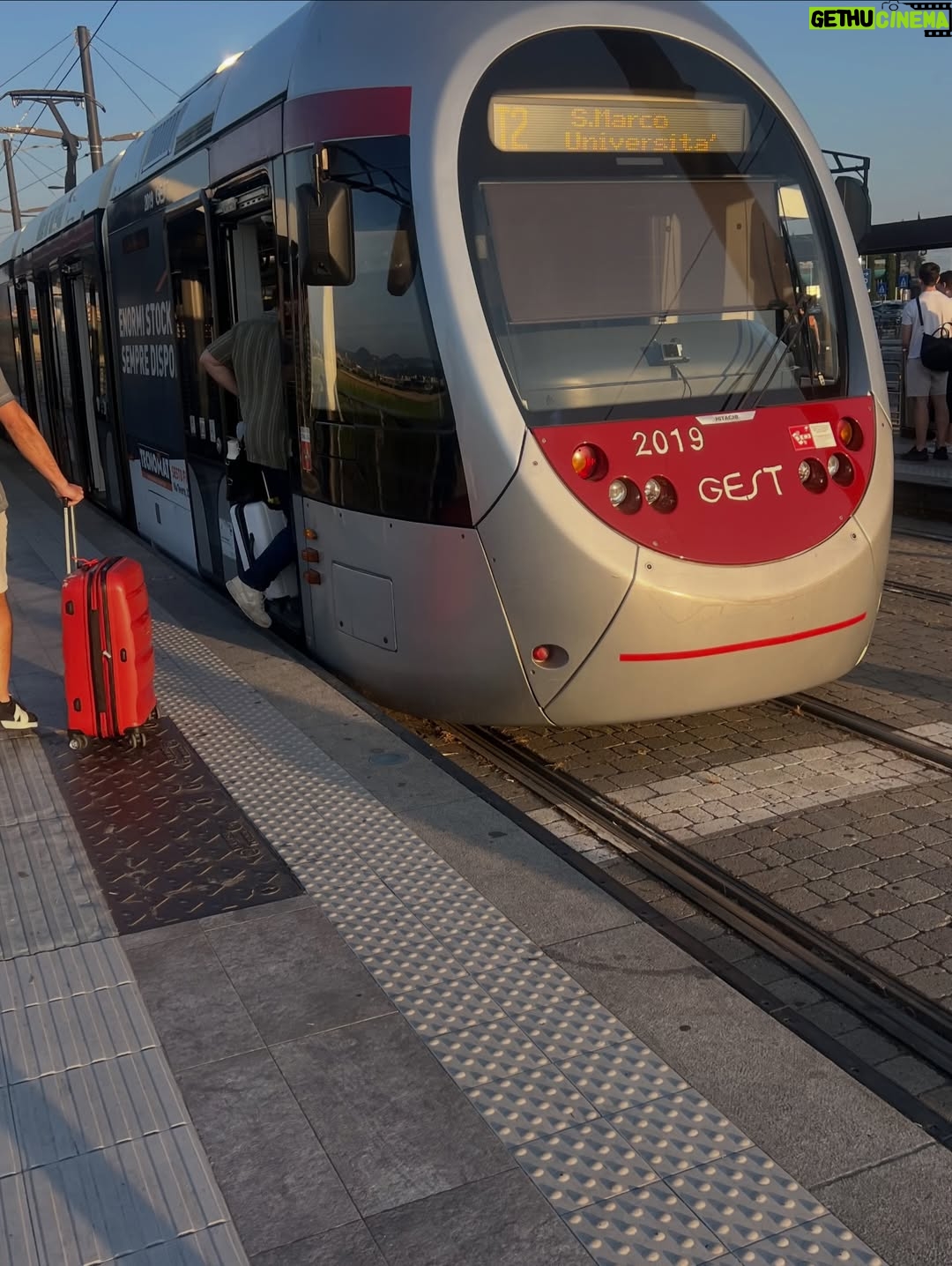 Monserrat Torrent - 11.1K Likes - 😃 Hoy Sábado 15:00 en @sabingochv llegamos hasta Florencia y Viareggio en Italia 🇮🇹 con “Un País en mi Mochila” 

Primera vez recorriendo esas ciudades y de verdad quedé asombrada con tantos año de tradiciones y cultura que están en cada rincón 😍 

En este capítulo conoceremos también la historia de @marignacian una chilena que vive en Florencia y que nos mostró hermosos lugares y los mejores datos 👌🏻💕

Los esperamos para viajar juntos a este precioso destino ✨

Gracias también al mejor partner y equipo en terreno dándolo todo como siempre mi @nicobarrios ❤️❤️❤️

Italia - Florencia - Viajes - Europa 
#instalike #instagood #trip